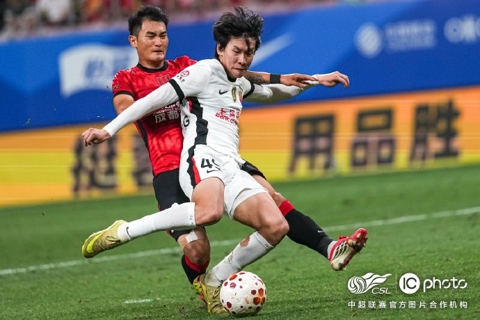 李新翔单刀定乾坤 颜骏凌两度神扑海港客胜蓉城 李新翔单刀定乾坤 颜骏凌两度神扑海港客胜蓉城