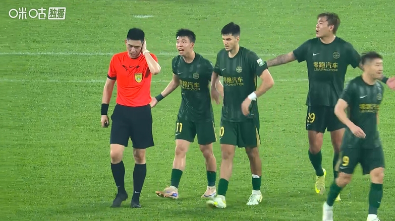 半场哨响VAR介入 浙江角球争议未获点球 半场哨响VAR介入 浙江角球争议未获点球